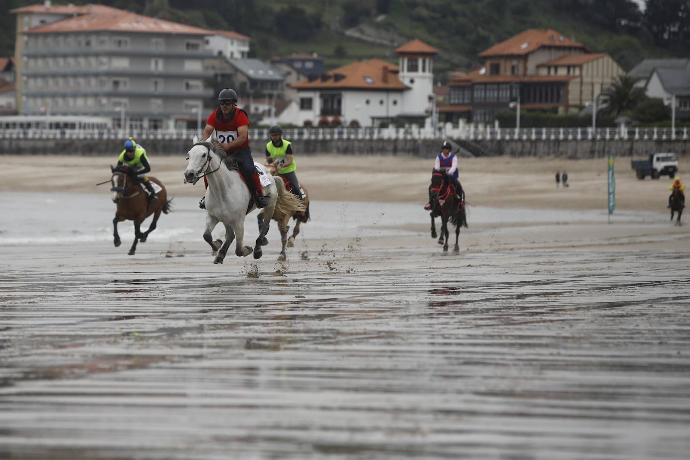 Tras dos años de parón debido a la pandemia, la playa riosellana de Santa Marina vuelve a ser el escenario de la 31 edición de las Carreras de Caballos. Las dos competiciones ecuestres que se celebran este viernes y el sábado cuentan con la participación de más de una treintena de caballos procedentes de Asturias, Galicia, Cantabria y País Vasco. Una prueba hípica de referencia en el norte de España y declarada de interés turístico regional.