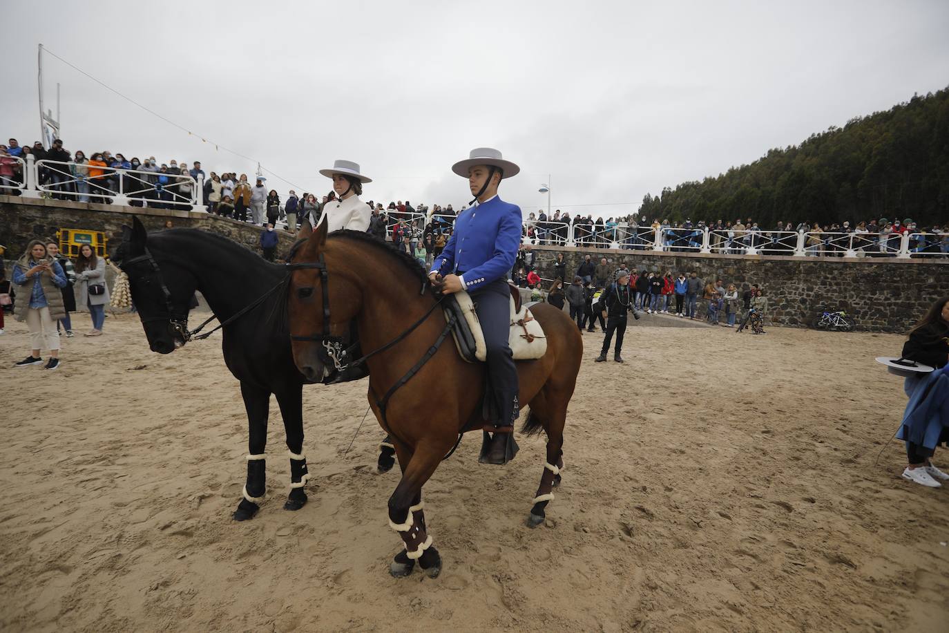 Tras dos años de parón debido a la pandemia, la playa riosellana de Santa Marina vuelve a ser el escenario de la 31 edición de las Carreras de Caballos. Las dos competiciones ecuestres que se celebran este viernes y el sábado cuentan con la participación de más de una treintena de caballos procedentes de Asturias, Galicia, Cantabria y País Vasco. Una prueba hípica de referencia en el norte de España y declarada de interés turístico regional.