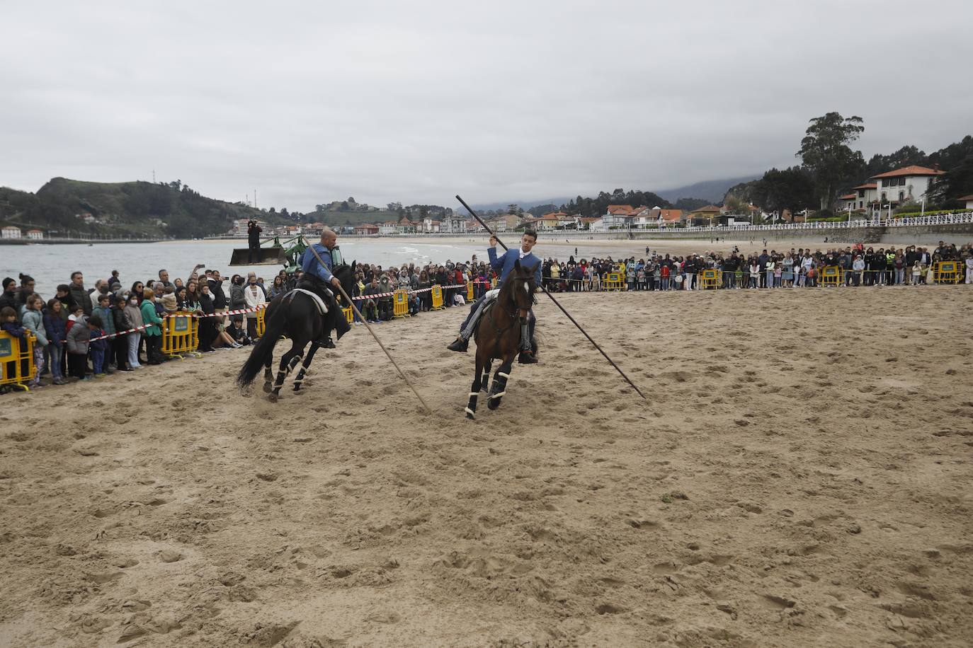 Tras dos años de parón debido a la pandemia, la playa riosellana de Santa Marina vuelve a ser el escenario de la 31 edición de las Carreras de Caballos. Las dos competiciones ecuestres que se celebran este viernes y el sábado cuentan con la participación de más de una treintena de caballos procedentes de Asturias, Galicia, Cantabria y País Vasco. Una prueba hípica de referencia en el norte de España y declarada de interés turístico regional.