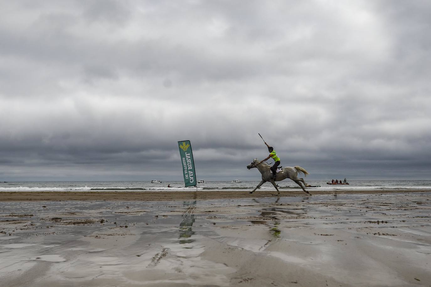 Tras dos años de parón debido a la pandemia, la playa riosellana de Santa Marina vuelve a ser el escenario de la 31 edición de las Carreras de Caballos. Las dos competiciones ecuestres que se celebran este viernes y el sábado cuentan con la participación de más de una treintena de caballos procedentes de Asturias, Galicia, Cantabria y País Vasco. Una prueba hípica de referencia en el norte de España y declarada de interés turístico regional.