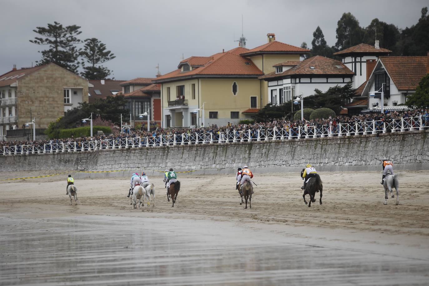 Tras dos años de parón debido a la pandemia, la playa riosellana de Santa Marina vuelve a ser el escenario de la 31 edición de las Carreras de Caballos. Las dos competiciones ecuestres que se celebran este viernes y el sábado cuentan con la participación de más de una treintena de caballos procedentes de Asturias, Galicia, Cantabria y País Vasco. Una prueba hípica de referencia en el norte de España y declarada de interés turístico regional.