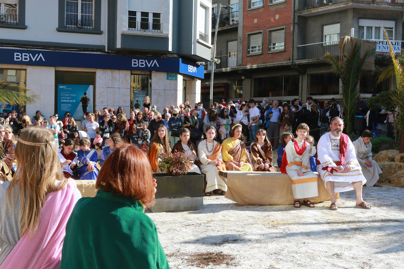 El Vía Crucis Viviente de Infiesto ha registrado el Viernes Santo una de sus jornadas más exitosas y multitudinarias. La gran celebración de Semana Santa, que ha logrado colarse como uno de los eventos más originales de cuantos se celebran en el Principado, ha recorrido las calles de la villa. A las 18 horas comenzaba la procesión de Jesús con la Cruz a Cuestas para después escenificar la crucifixión, bajo la mirada de centenares de personas que acudieron a la capital piloñesa animadas por la meteorología y el atractivo de una cita que sigue sumando adeptos gracias a sus numerosos detalles de ambientación y a las constantes mejoras que se introducen por parte de la cofradía organizadora.