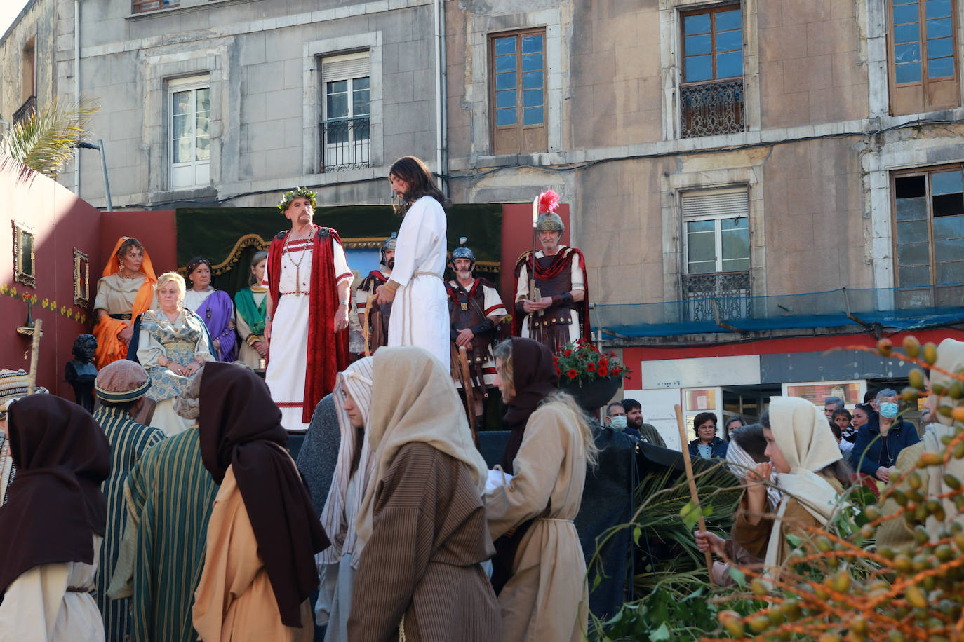 El Vía Crucis Viviente de Infiesto ha registrado el Viernes Santo una de sus jornadas más exitosas y multitudinarias. La gran celebración de Semana Santa, que ha logrado colarse como uno de los eventos más originales de cuantos se celebran en el Principado, ha recorrido las calles de la villa. A las 18 horas comenzaba la procesión de Jesús con la Cruz a Cuestas para después escenificar la crucifixión, bajo la mirada de centenares de personas que acudieron a la capital piloñesa animadas por la meteorología y el atractivo de una cita que sigue sumando adeptos gracias a sus numerosos detalles de ambientación y a las constantes mejoras que se introducen por parte de la cofradía organizadora.