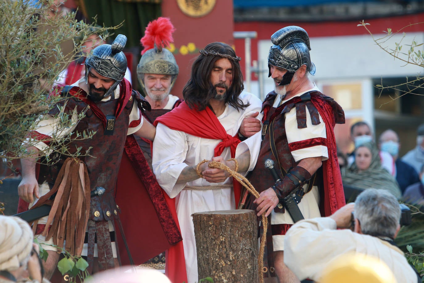 El Vía Crucis Viviente de Infiesto ha registrado el Viernes Santo una de sus jornadas más exitosas y multitudinarias. La gran celebración de Semana Santa, que ha logrado colarse como uno de los eventos más originales de cuantos se celebran en el Principado, ha recorrido las calles de la villa. A las 18 horas comenzaba la procesión de Jesús con la Cruz a Cuestas para después escenificar la crucifixión, bajo la mirada de centenares de personas que acudieron a la capital piloñesa animadas por la meteorología y el atractivo de una cita que sigue sumando adeptos gracias a sus numerosos detalles de ambientación y a las constantes mejoras que se introducen por parte de la cofradía organizadora.