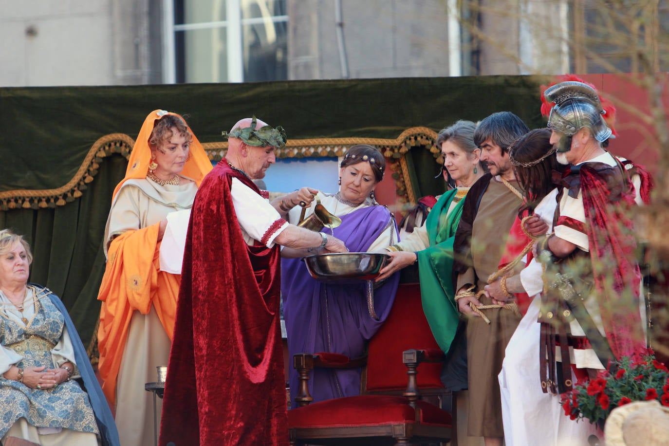 El Vía Crucis Viviente de Infiesto ha registrado el Viernes Santo una de sus jornadas más exitosas y multitudinarias. La gran celebración de Semana Santa, que ha logrado colarse como uno de los eventos más originales de cuantos se celebran en el Principado, ha recorrido las calles de la villa. A las 18 horas comenzaba la procesión de Jesús con la Cruz a Cuestas para después escenificar la crucifixión, bajo la mirada de centenares de personas que acudieron a la capital piloñesa animadas por la meteorología y el atractivo de una cita que sigue sumando adeptos gracias a sus numerosos detalles de ambientación y a las constantes mejoras que se introducen por parte de la cofradía organizadora.