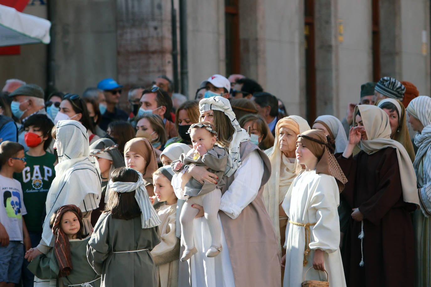 El Vía Crucis Viviente de Infiesto ha registrado el Viernes Santo una de sus jornadas más exitosas y multitudinarias. La gran celebración de Semana Santa, que ha logrado colarse como uno de los eventos más originales de cuantos se celebran en el Principado, ha recorrido las calles de la villa. A las 18 horas comenzaba la procesión de Jesús con la Cruz a Cuestas para después escenificar la crucifixión, bajo la mirada de centenares de personas que acudieron a la capital piloñesa animadas por la meteorología y el atractivo de una cita que sigue sumando adeptos gracias a sus numerosos detalles de ambientación y a las constantes mejoras que se introducen por parte de la cofradía organizadora.