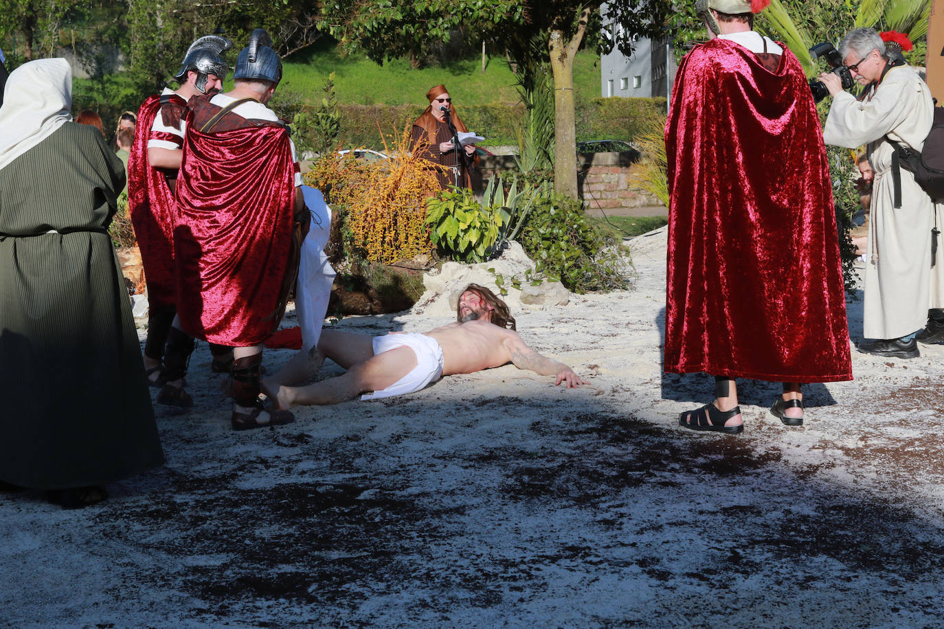 El Vía Crucis Viviente de Infiesto ha registrado el Viernes Santo una de sus jornadas más exitosas y multitudinarias. La gran celebración de Semana Santa, que ha logrado colarse como uno de los eventos más originales de cuantos se celebran en el Principado, ha recorrido las calles de la villa. A las 18 horas comenzaba la procesión de Jesús con la Cruz a Cuestas para después escenificar la crucifixión, bajo la mirada de centenares de personas que acudieron a la capital piloñesa animadas por la meteorología y el atractivo de una cita que sigue sumando adeptos gracias a sus numerosos detalles de ambientación y a las constantes mejoras que se introducen por parte de la cofradía organizadora.