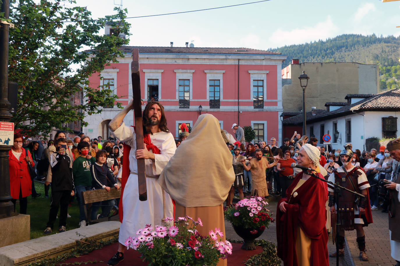 El Vía Crucis Viviente de Infiesto ha registrado el Viernes Santo una de sus jornadas más exitosas y multitudinarias. La gran celebración de Semana Santa, que ha logrado colarse como uno de los eventos más originales de cuantos se celebran en el Principado, ha recorrido las calles de la villa. A las 18 horas comenzaba la procesión de Jesús con la Cruz a Cuestas para después escenificar la crucifixión, bajo la mirada de centenares de personas que acudieron a la capital piloñesa animadas por la meteorología y el atractivo de una cita que sigue sumando adeptos gracias a sus numerosos detalles de ambientación y a las constantes mejoras que se introducen por parte de la cofradía organizadora.