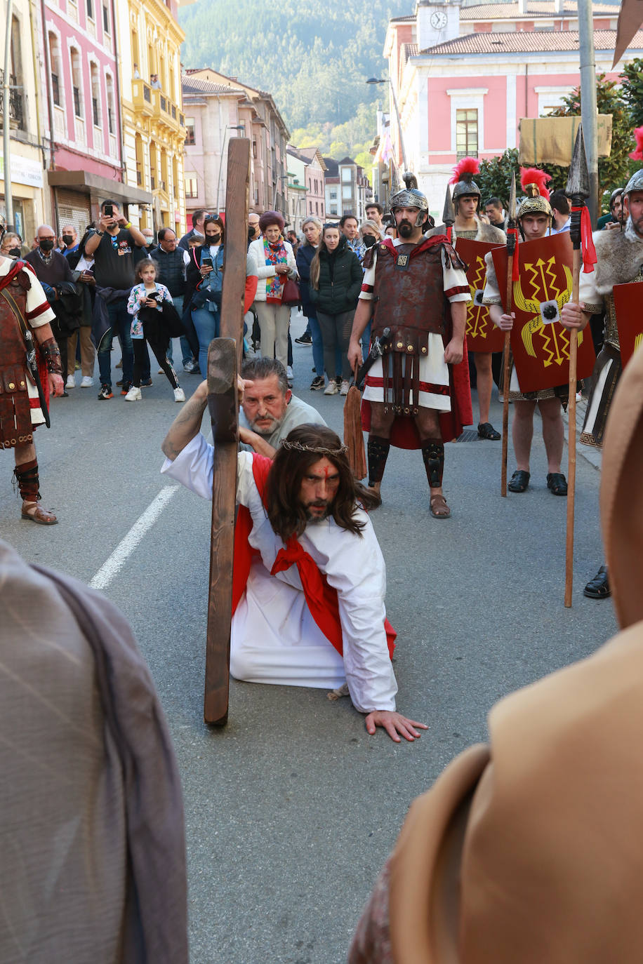 El Vía Crucis Viviente de Infiesto ha registrado el Viernes Santo una de sus jornadas más exitosas y multitudinarias. La gran celebración de Semana Santa, que ha logrado colarse como uno de los eventos más originales de cuantos se celebran en el Principado, ha recorrido las calles de la villa. A las 18 horas comenzaba la procesión de Jesús con la Cruz a Cuestas para después escenificar la crucifixión, bajo la mirada de centenares de personas que acudieron a la capital piloñesa animadas por la meteorología y el atractivo de una cita que sigue sumando adeptos gracias a sus numerosos detalles de ambientación y a las constantes mejoras que se introducen por parte de la cofradía organizadora.