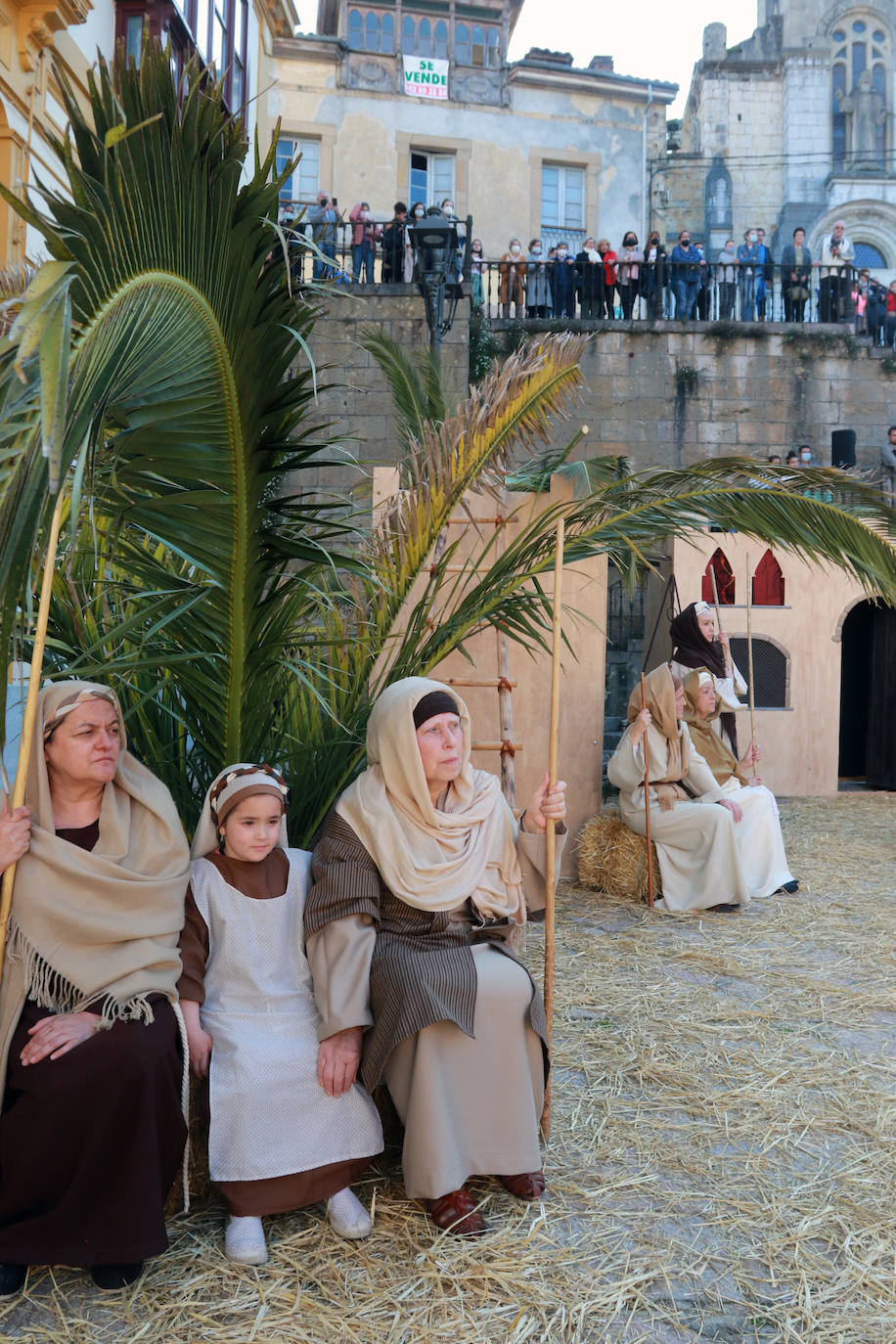 El Vía Crucis Viviente de Infiesto ha registrado el Viernes Santo una de sus jornadas más exitosas y multitudinarias. La gran celebración de Semana Santa, que ha logrado colarse como uno de los eventos más originales de cuantos se celebran en el Principado, ha recorrido las calles de la villa. A las 18 horas comenzaba la procesión de Jesús con la Cruz a Cuestas para después escenificar la crucifixión, bajo la mirada de centenares de personas que acudieron a la capital piloñesa animadas por la meteorología y el atractivo de una cita que sigue sumando adeptos gracias a sus numerosos detalles de ambientación y a las constantes mejoras que se introducen por parte de la cofradía organizadora.