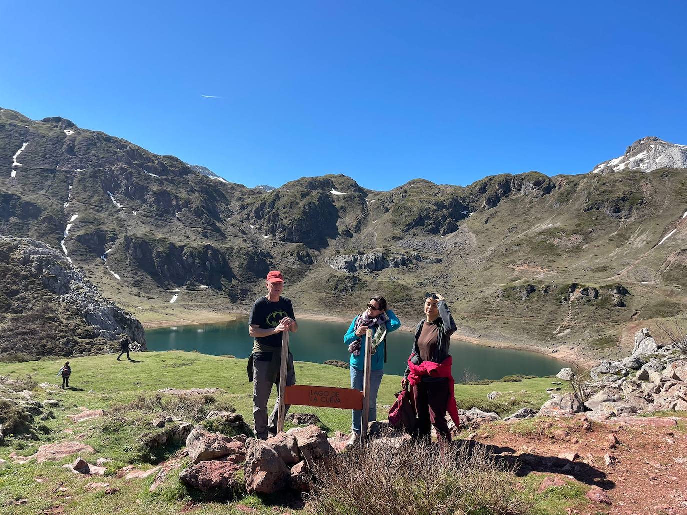Expectación este Viernes Santo en Pola de Somiedo, después de que varios osos pardos se hayan dejado ver, para disfrute de turistas y locales 