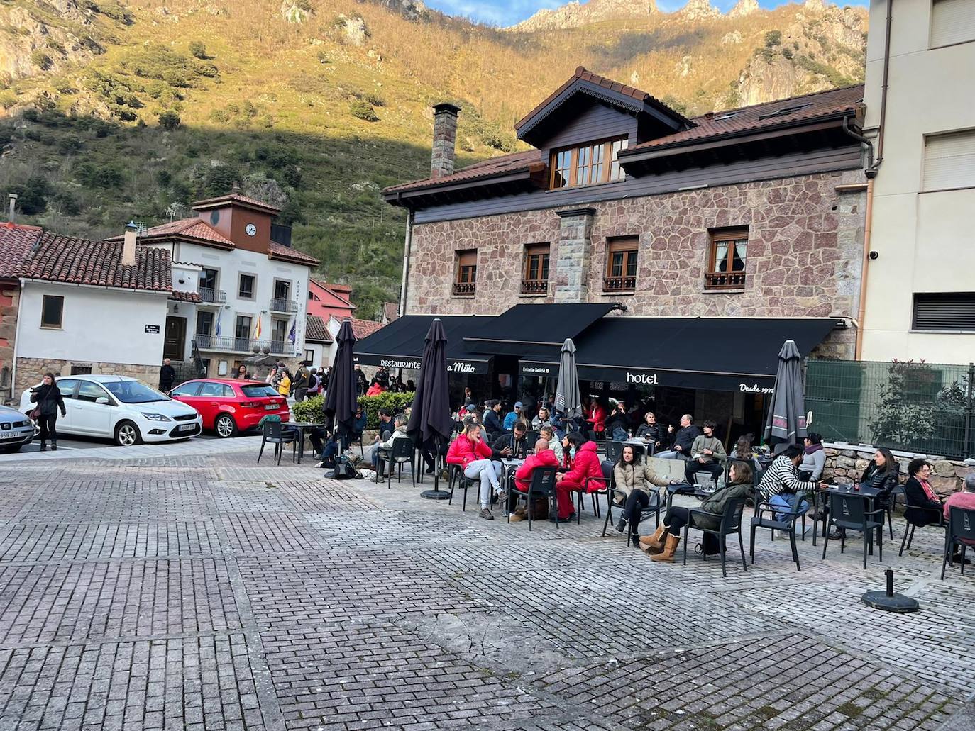 Expectación este Viernes Santo en Pola de Somiedo, después de que varios osos pardos se hayan dejado ver, para disfrute de turistas y locales 