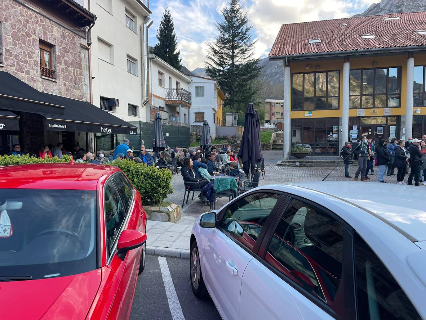 Expectación este Viernes Santo en Pola de Somiedo, después de que varios osos pardos se hayan dejado ver, para disfrute de turistas y locales 