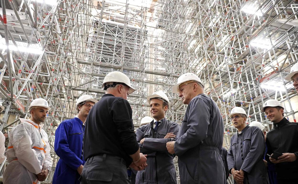 Emmanuele Macron, durante su visita a Notre Dame.