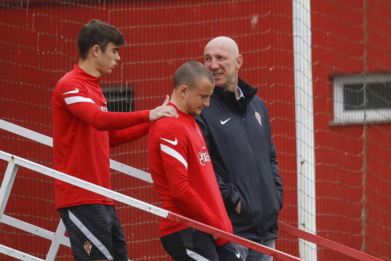 Con Mareo blindado a las miradas ajenas al equipo, José Luis Martí dirigió la sesión enfocada al duelo contra el Oviedo y concluyó su preparación con una sesión a puerta cerrada que siguieron desde las proximidades del campo número 2 el 'coach' Joseba del Carmen y el director deportivo, Javi Rico.