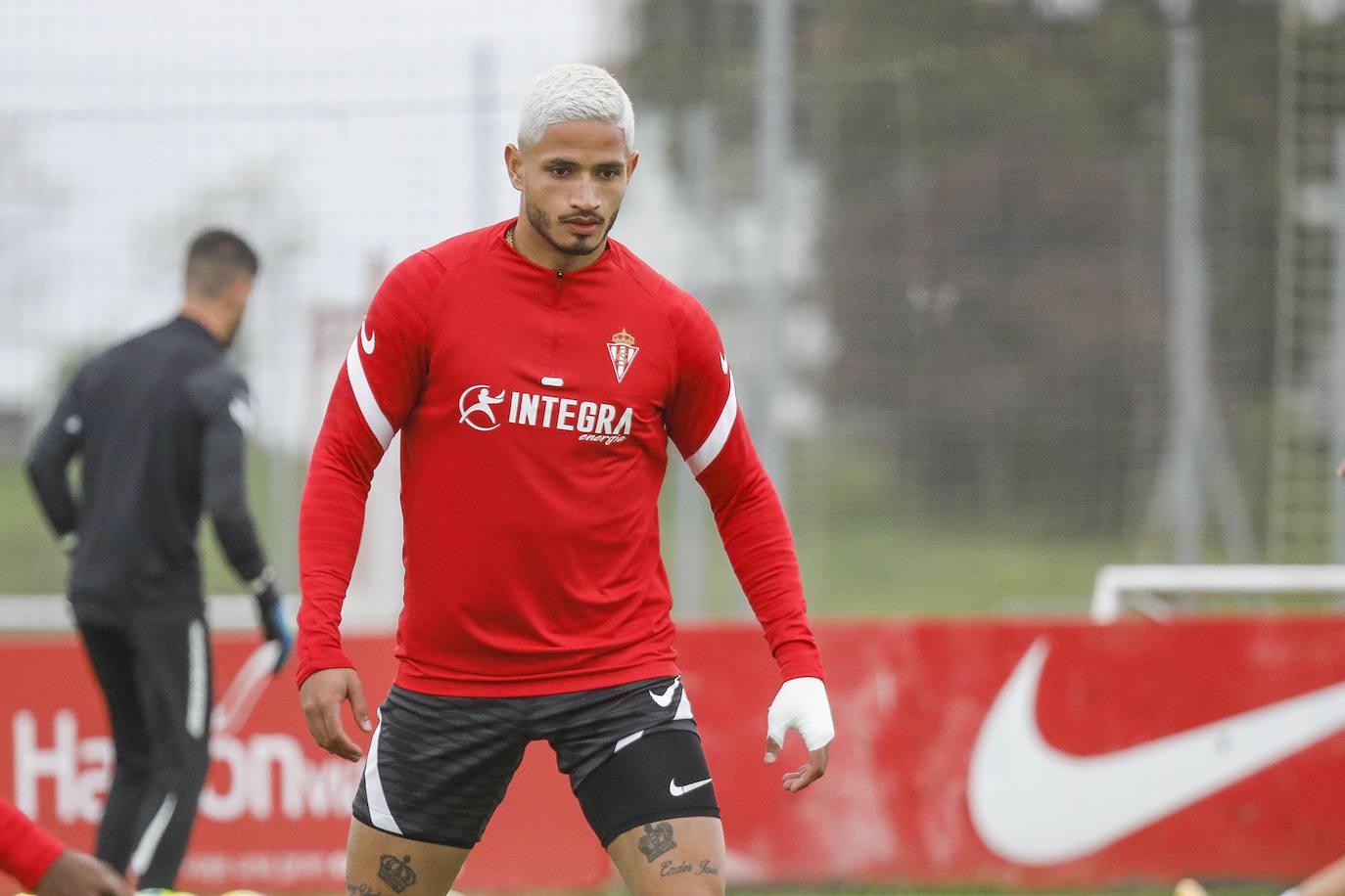Con Mareo blindado a las miradas ajenas al equipo, José Luis Martí dirigió la sesión enfocada al duelo contra el Oviedo y concluyó su preparación con una sesión a puerta cerrada que siguieron desde las proximidades del campo número 2 el 'coach' Joseba del Carmen y el director deportivo, Javi Rico.