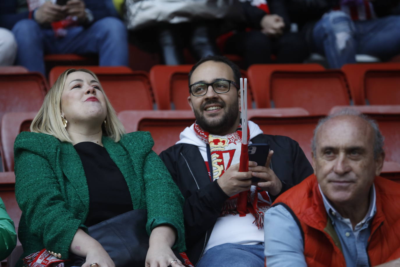 Fotos: ¿Estuviste en el Sporting - Real Oviedo? ¡Búscate en las gradas de El Molinón!