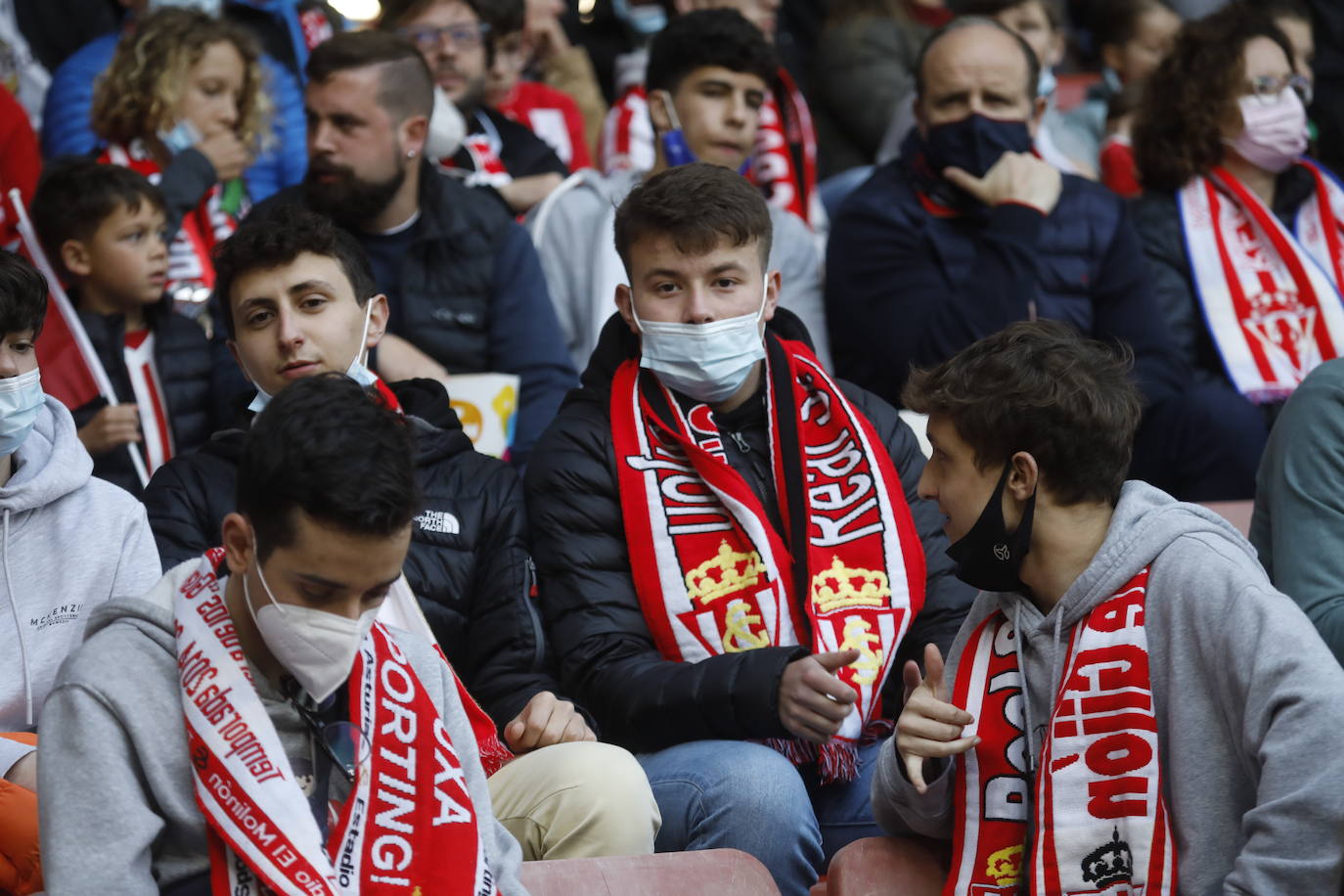 Fotos: ¿Estuviste en el Sporting - Real Oviedo? ¡Búscate en las gradas de El Molinón!