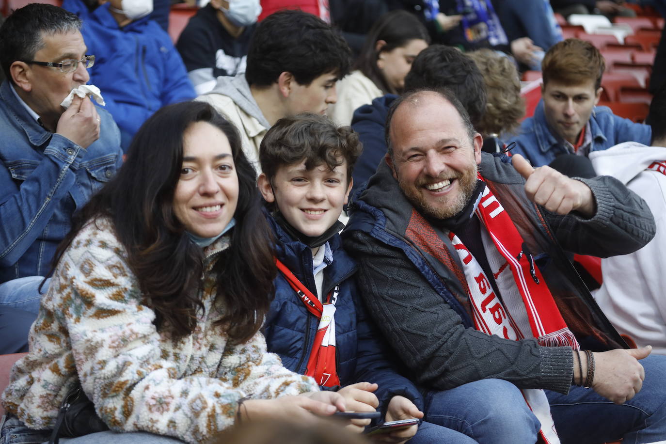 Fotos: ¿Estuviste en el Sporting - Real Oviedo? ¡Búscate en las gradas de El Molinón!