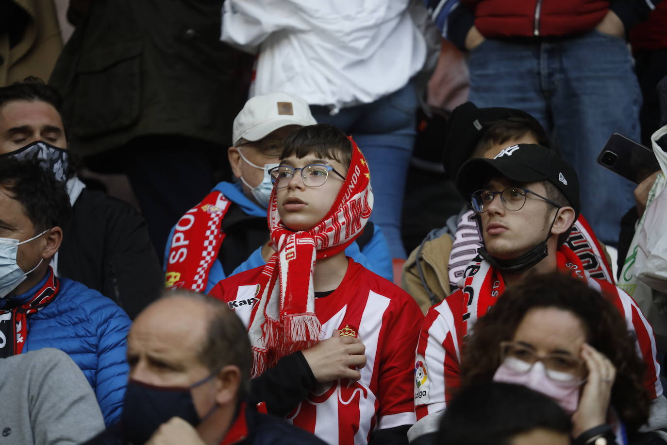 Fotos: ¿Estuviste en el Sporting - Real Oviedo? ¡Búscate en las gradas de El Molinón!