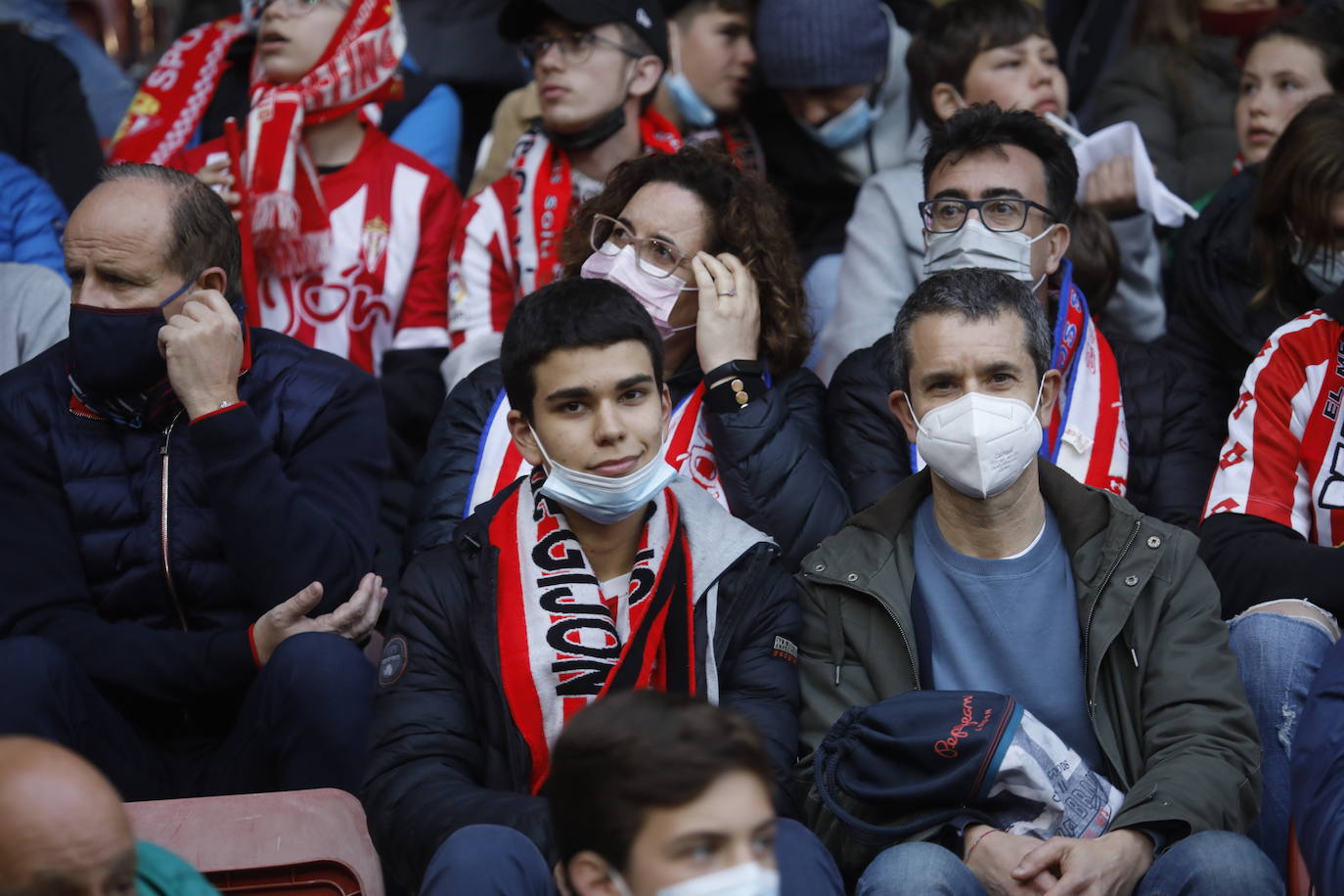 Fotos: ¿Estuviste en el Sporting - Real Oviedo? ¡Búscate en las gradas de El Molinón!