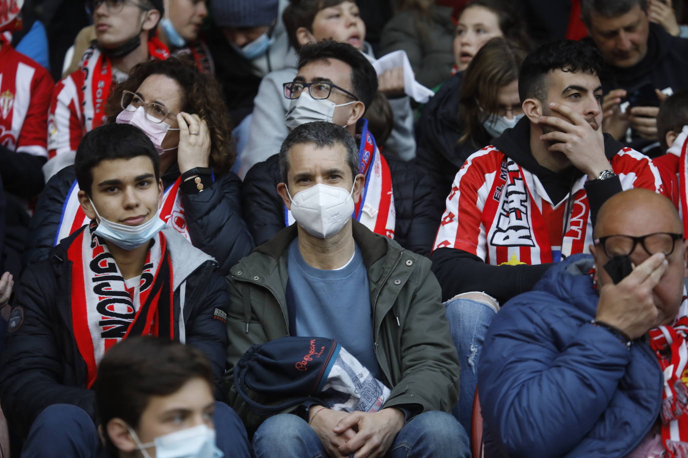 Fotos: ¿Estuviste en el Sporting - Real Oviedo? ¡Búscate en las gradas de El Molinón!