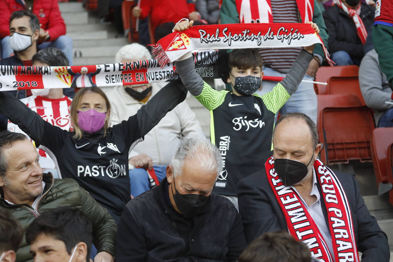 Fotos: ¿Estuviste en el Sporting - Real Oviedo? ¡Búscate en las gradas de El Molinón!