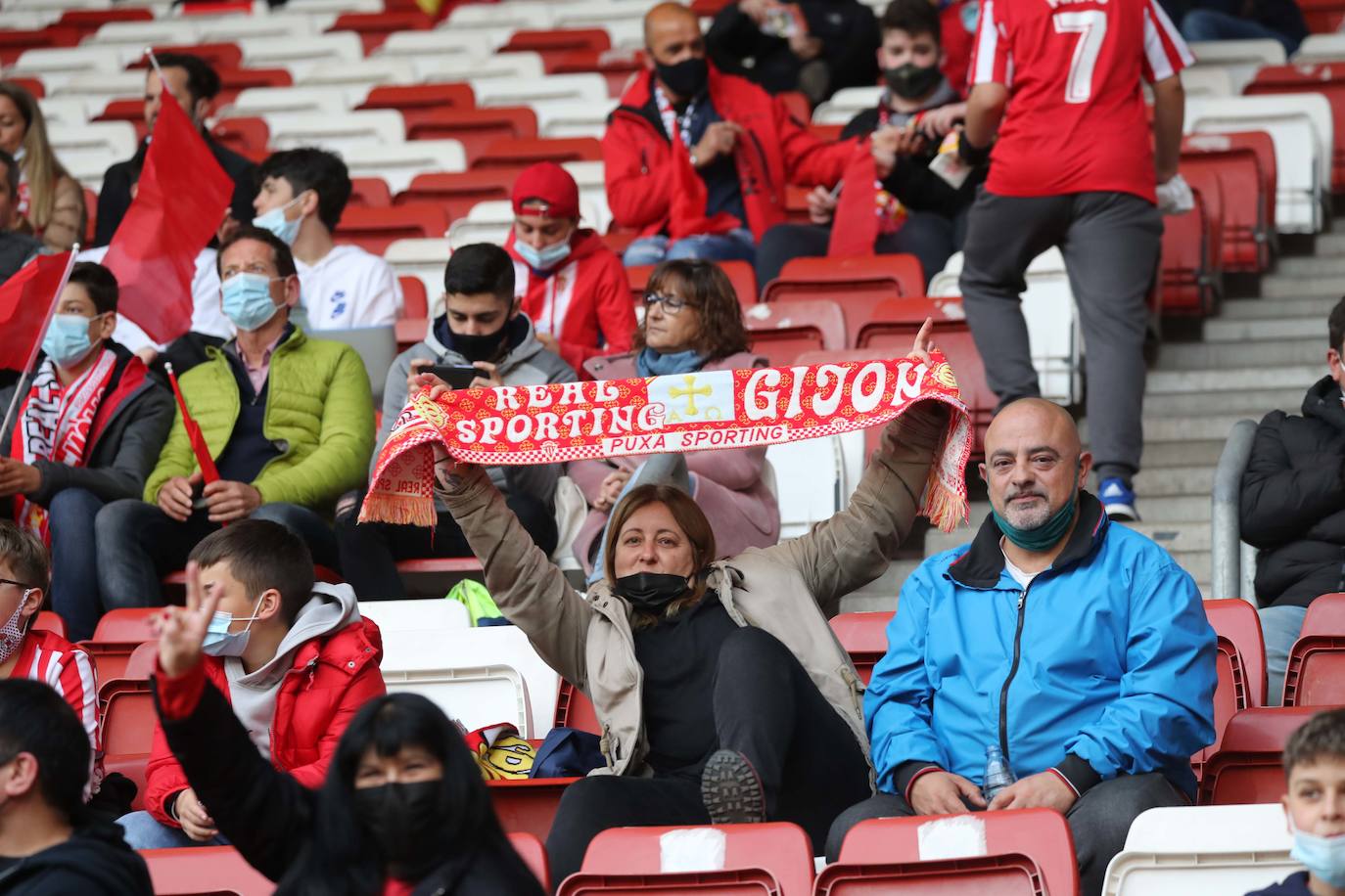 Fotos: ¿Estuviste en el Sporting - Real Oviedo? ¡Búscate en las gradas de El Molinón!