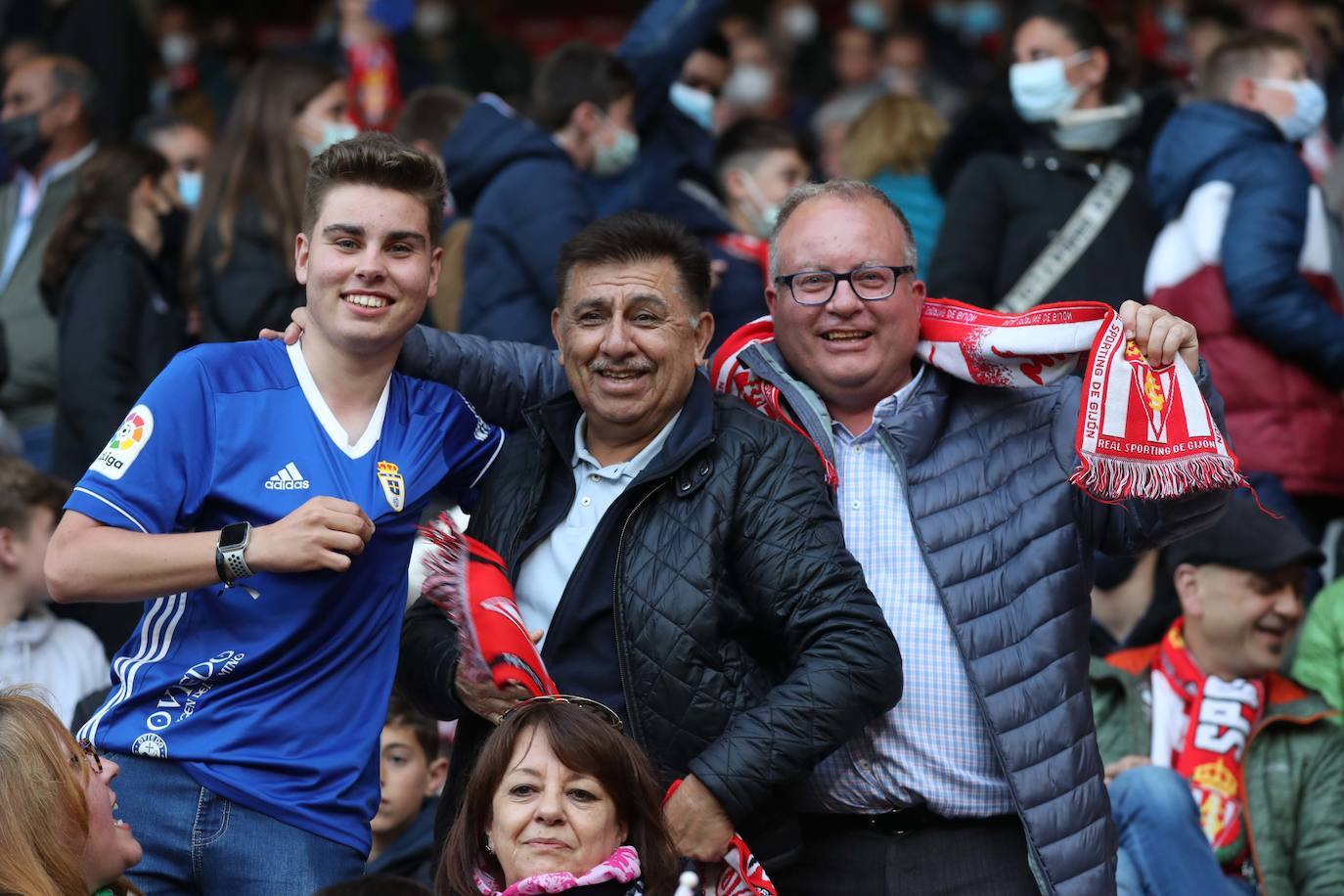 Fotos: ¿Estuviste en el Sporting - Real Oviedo? ¡Búscate en las gradas de El Molinón!