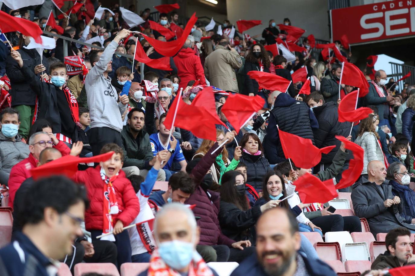 Fotos: ¿Estuviste en el Sporting - Real Oviedo? ¡Búscate en las gradas de El Molinón!