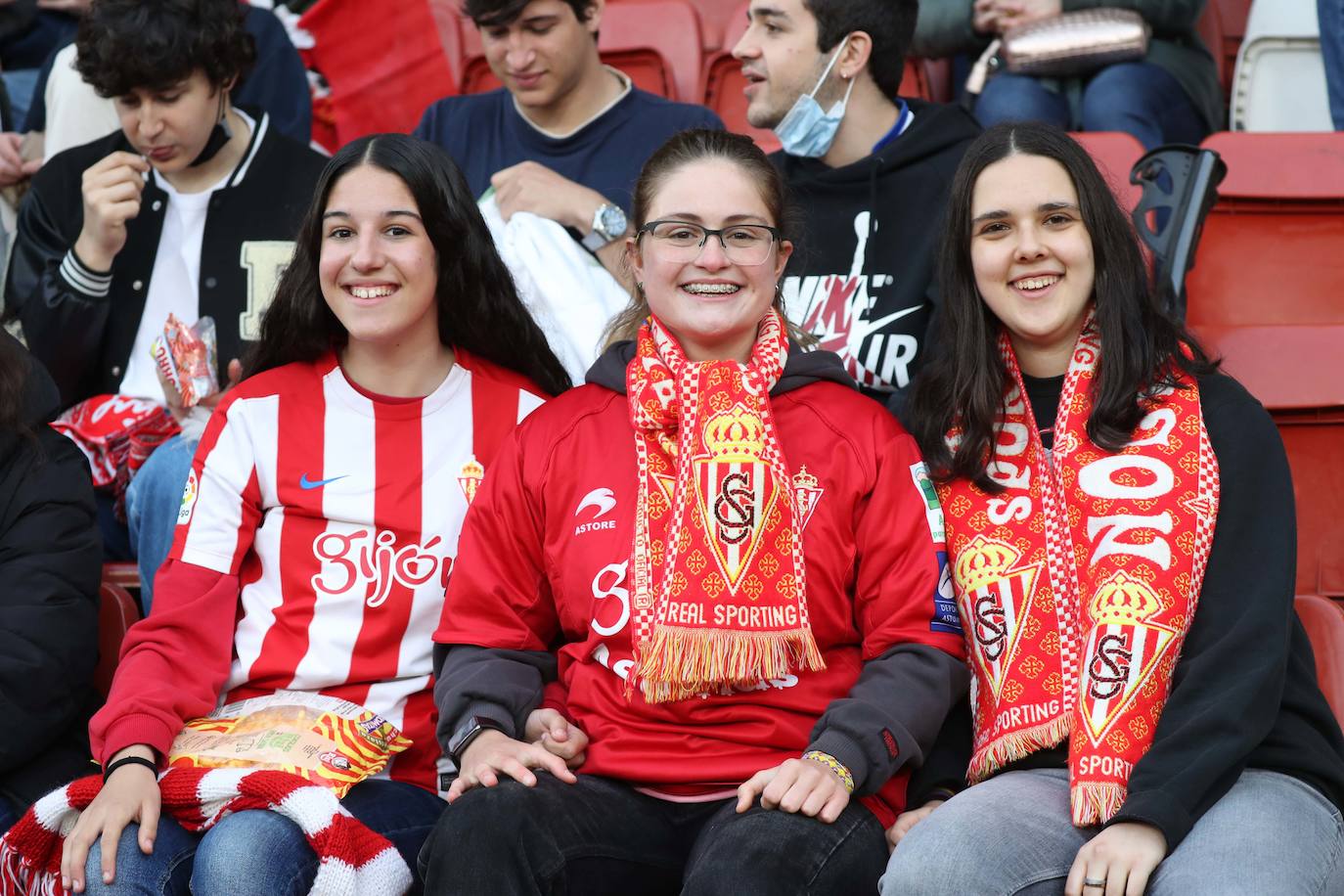 Fotos: ¿Estuviste en el Sporting - Real Oviedo? ¡Búscate en las gradas de El Molinón!