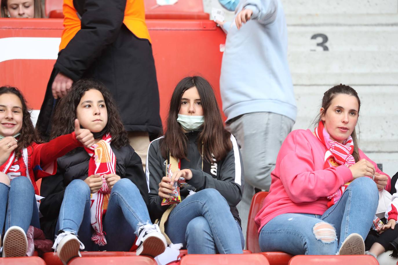 Fotos: ¿Estuviste en el Sporting - Real Oviedo? ¡Búscate en las gradas de El Molinón!