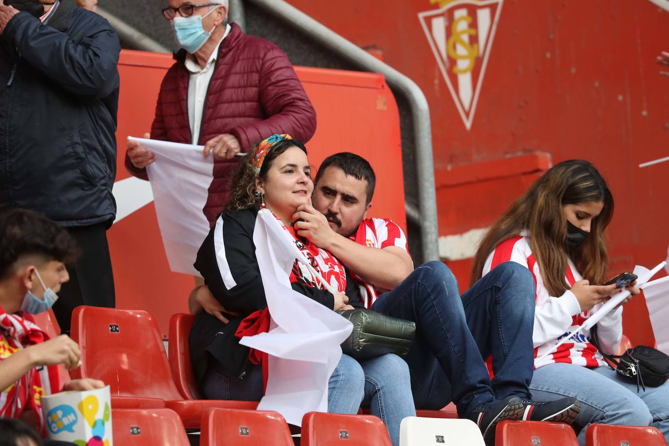 Fotos: ¿Estuviste en el Sporting - Real Oviedo? ¡Búscate en las gradas de El Molinón!