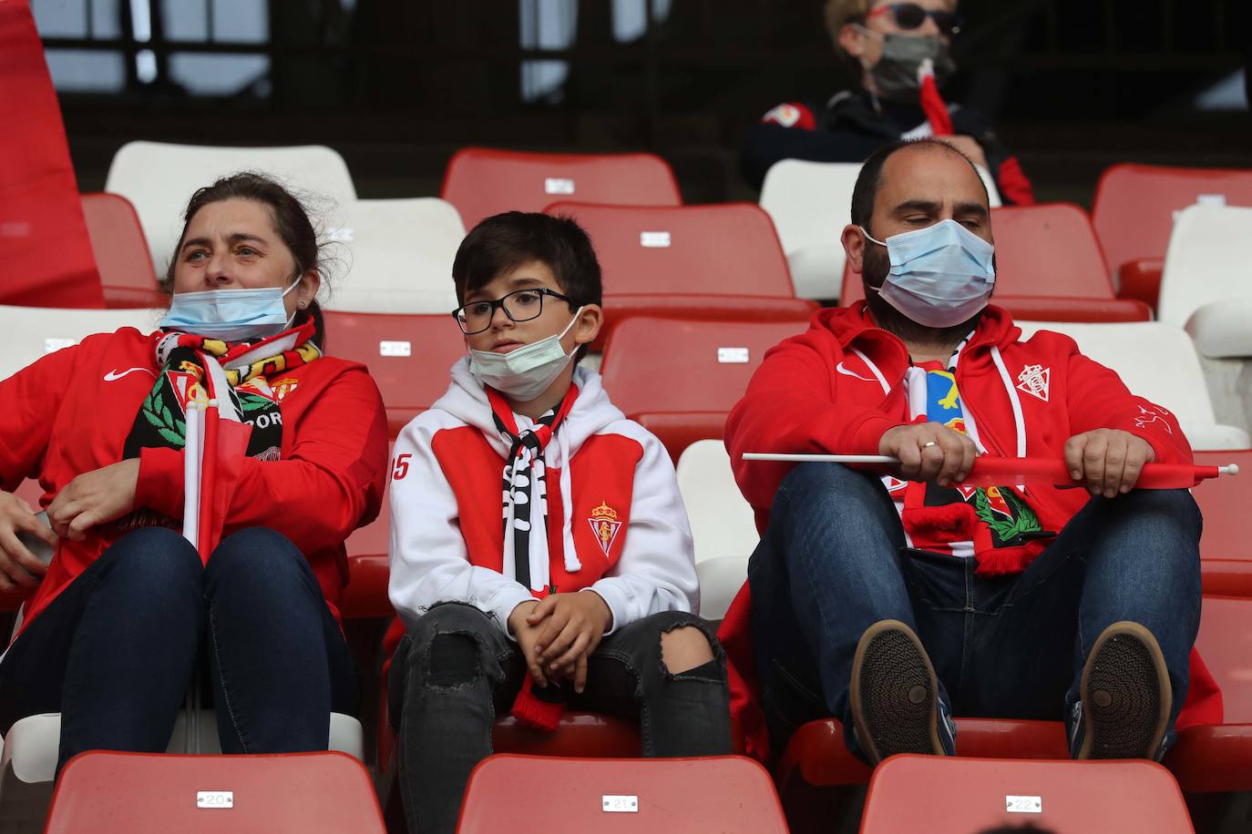 Fotos: ¿Estuviste en el Sporting - Real Oviedo? ¡Búscate en las gradas de El Molinón!