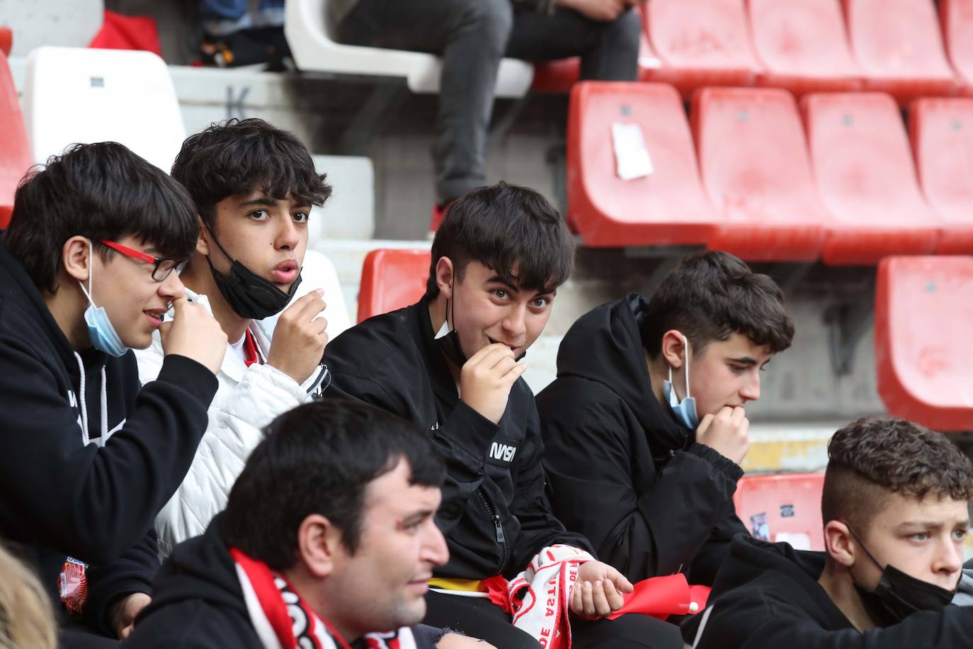 Fotos: ¿Estuviste en el Sporting - Real Oviedo? ¡Búscate en las gradas de El Molinón!