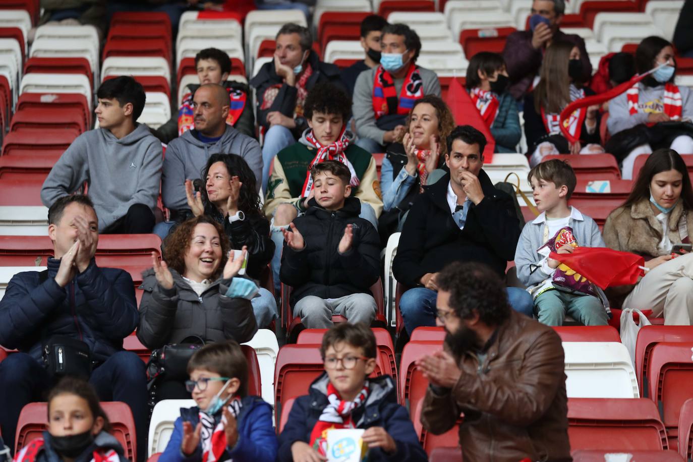 Fotos: ¿Estuviste en el Sporting - Real Oviedo? ¡Búscate en las gradas de El Molinón!