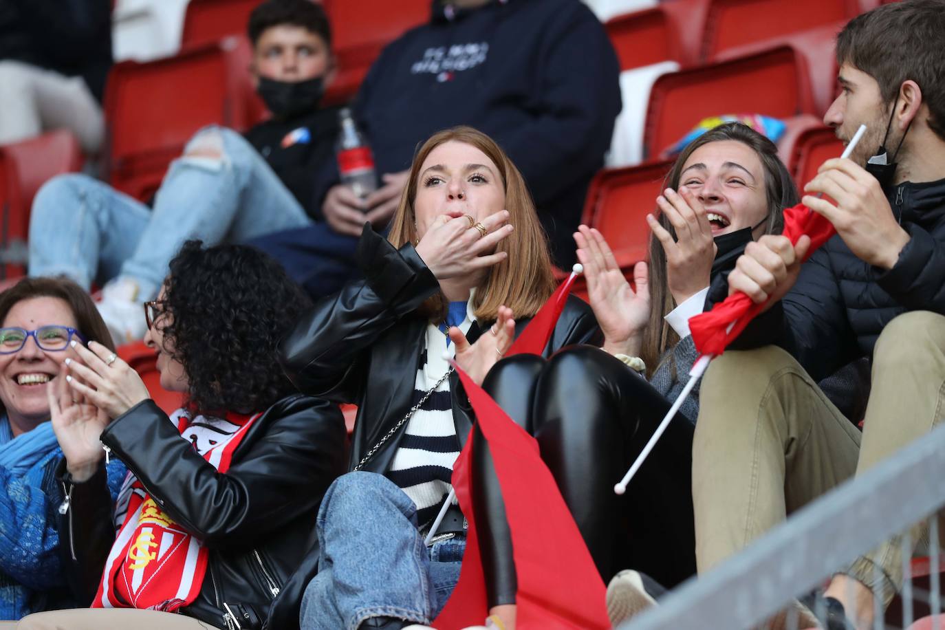 Fotos: ¿Estuviste en el Sporting - Real Oviedo? ¡Búscate en las gradas de El Molinón!