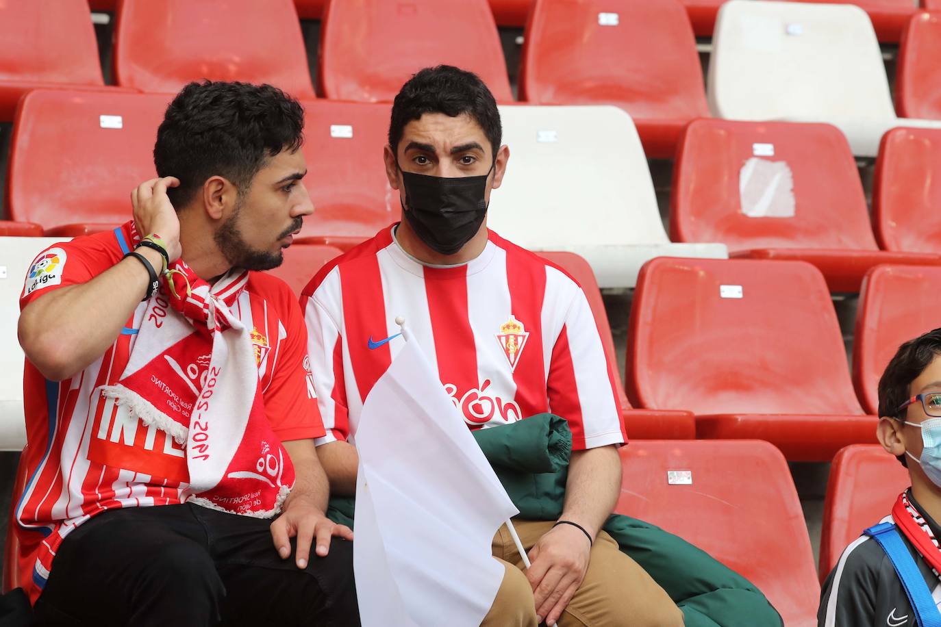 Fotos: ¿Estuviste en el Sporting - Real Oviedo? ¡Búscate en las gradas de El Molinón!