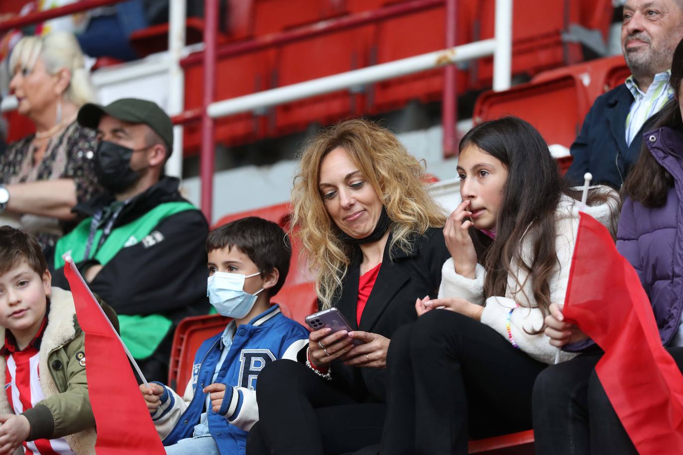 Fotos: ¿Estuviste en el Sporting - Real Oviedo? ¡Búscate en las gradas de El Molinón!