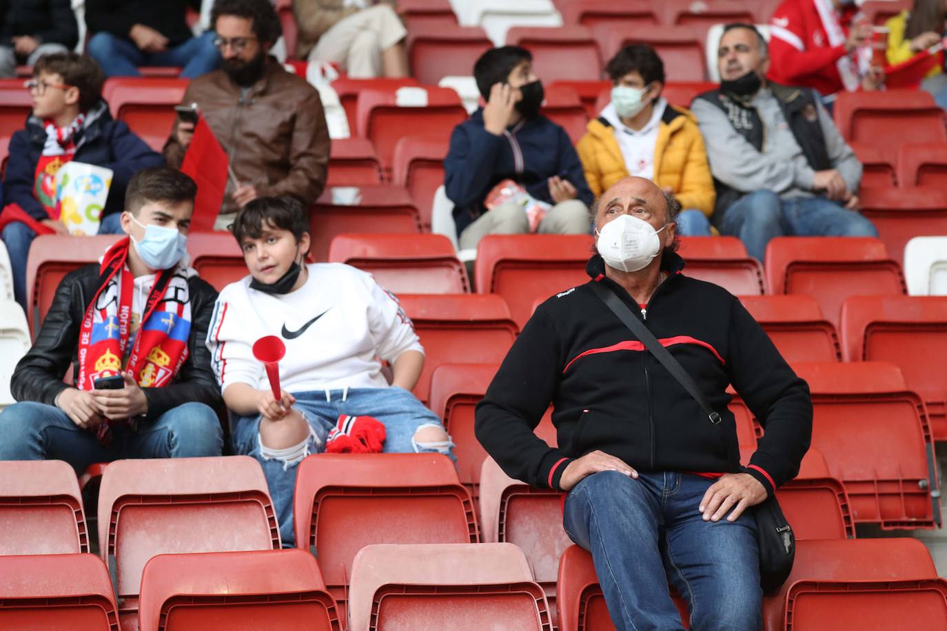 Fotos: ¿Estuviste en el Sporting - Real Oviedo? ¡Búscate en las gradas de El Molinón!