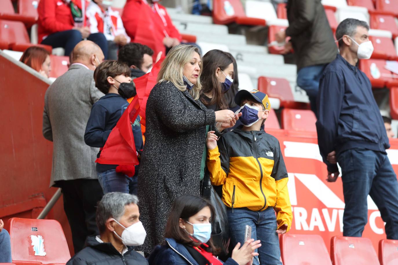 Fotos: ¿Estuviste en el Sporting - Real Oviedo? ¡Búscate en las gradas de El Molinón!