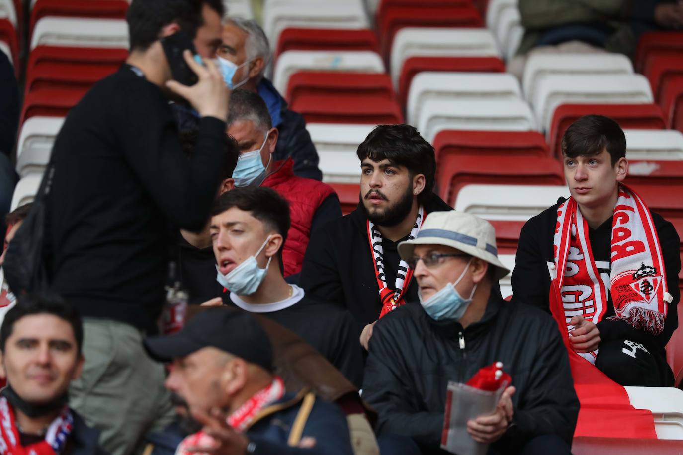 Fotos: ¿Estuviste en el Sporting - Real Oviedo? ¡Búscate en las gradas de El Molinón!