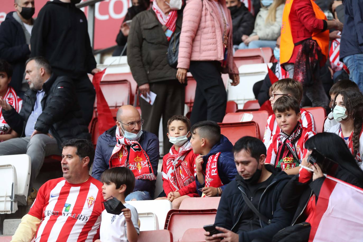 Fotos: ¿Estuviste en el Sporting - Real Oviedo? ¡Búscate en las gradas de El Molinón!