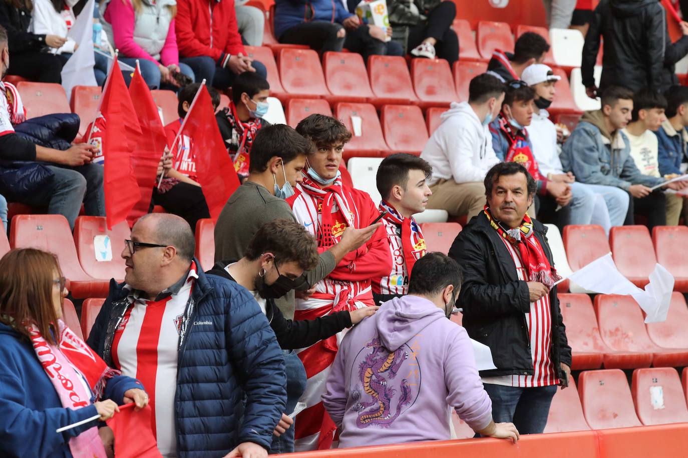 Fotos: ¿Estuviste en el Sporting - Real Oviedo? ¡Búscate en las gradas de El Molinón!