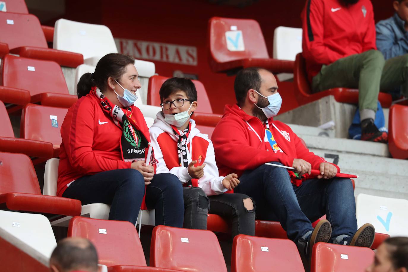 Fotos: ¿Estuviste en el Sporting - Real Oviedo? ¡Búscate en las gradas de El Molinón!