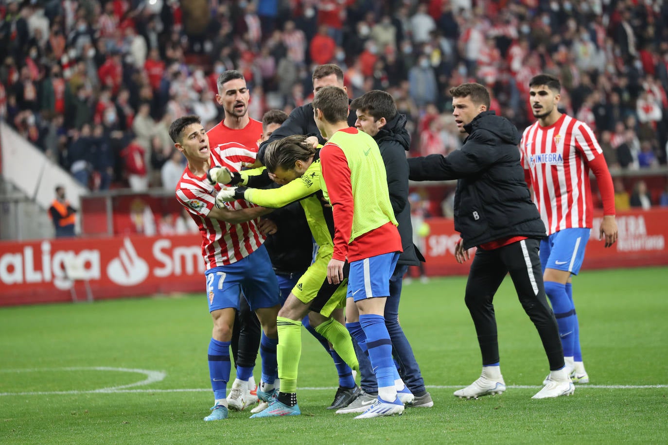 Algunos jugadores sportinguistas la tomaron con el meta azul Femenías, al que acusaron de provocar a la afición y acabaron por golpear. La tensión entre ambas plantillas empañó el final del encuentro