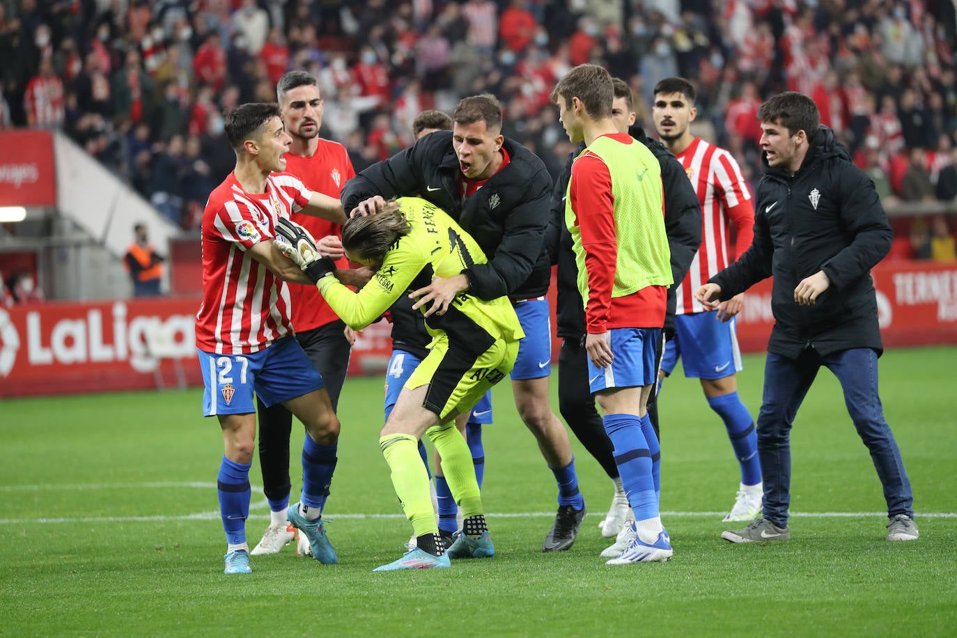 Algunos jugadores sportinguistas la tomaron con el meta azul Femenías, al que acusaron de provocar a la afición y acabaron por golpear. La tensión entre ambas plantillas empañó el final del encuentro