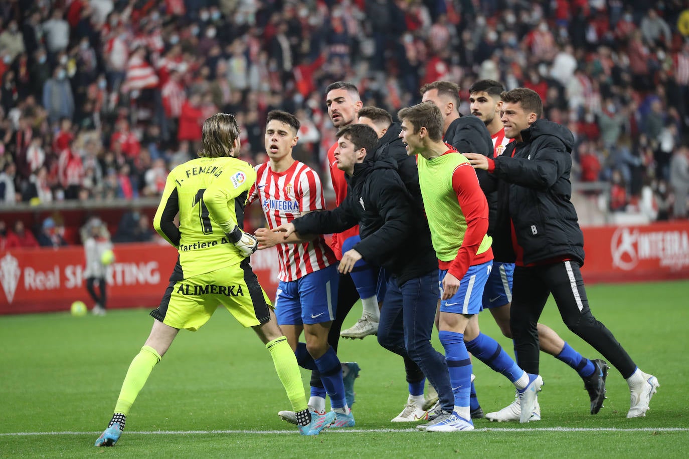 Algunos jugadores sportinguistas la tomaron con el meta azul Femenías, al que acusaron de provocar a la afición y acabaron por golpear. La tensión entre ambas plantillas empañó el final del encuentro