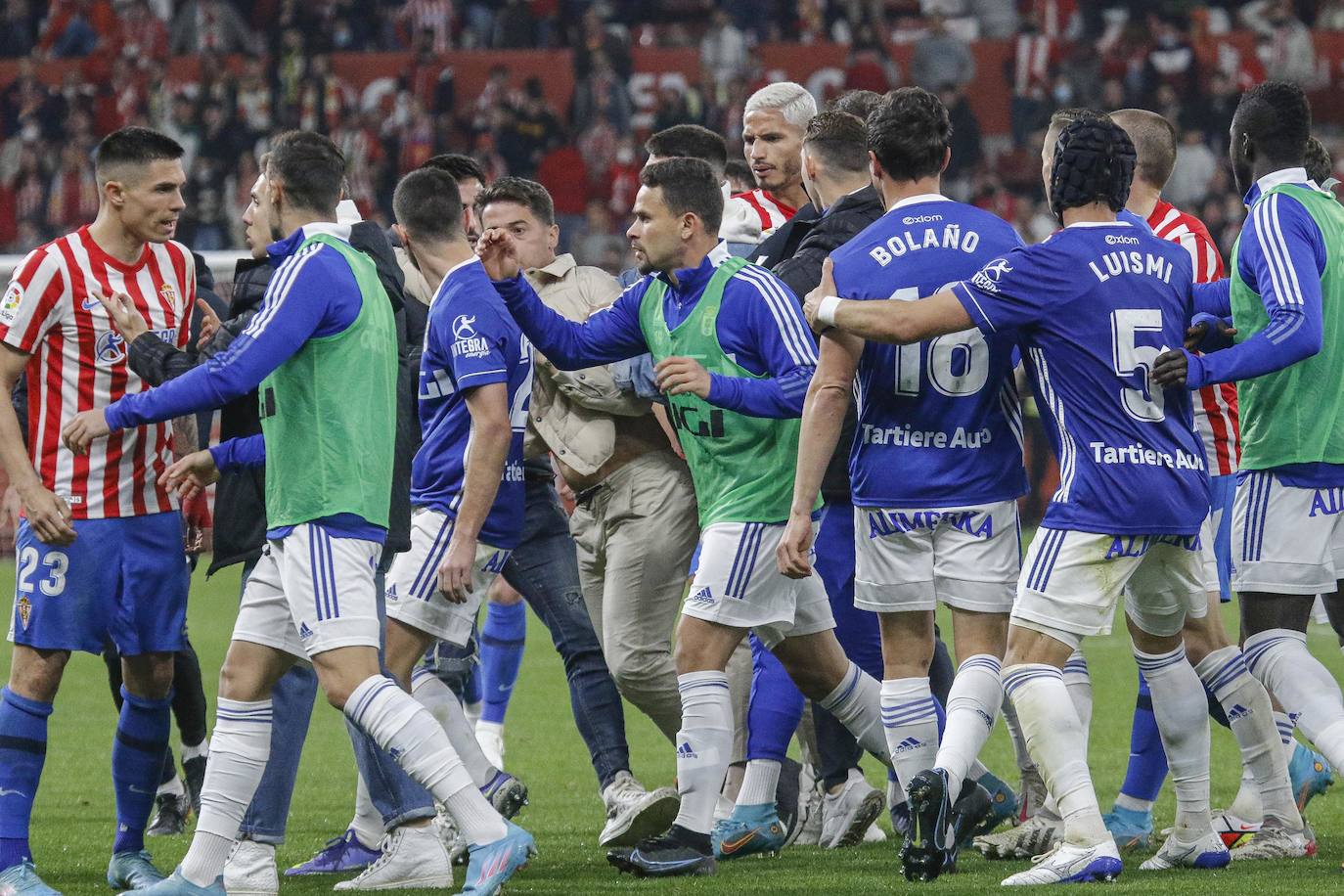 Algunos jugadores sportinguistas la tomaron con el meta azul Femenías, al que acusaron de provocar a la afición y acabaron por golpear. La tensión entre ambas plantillas empañó el final del encuentro