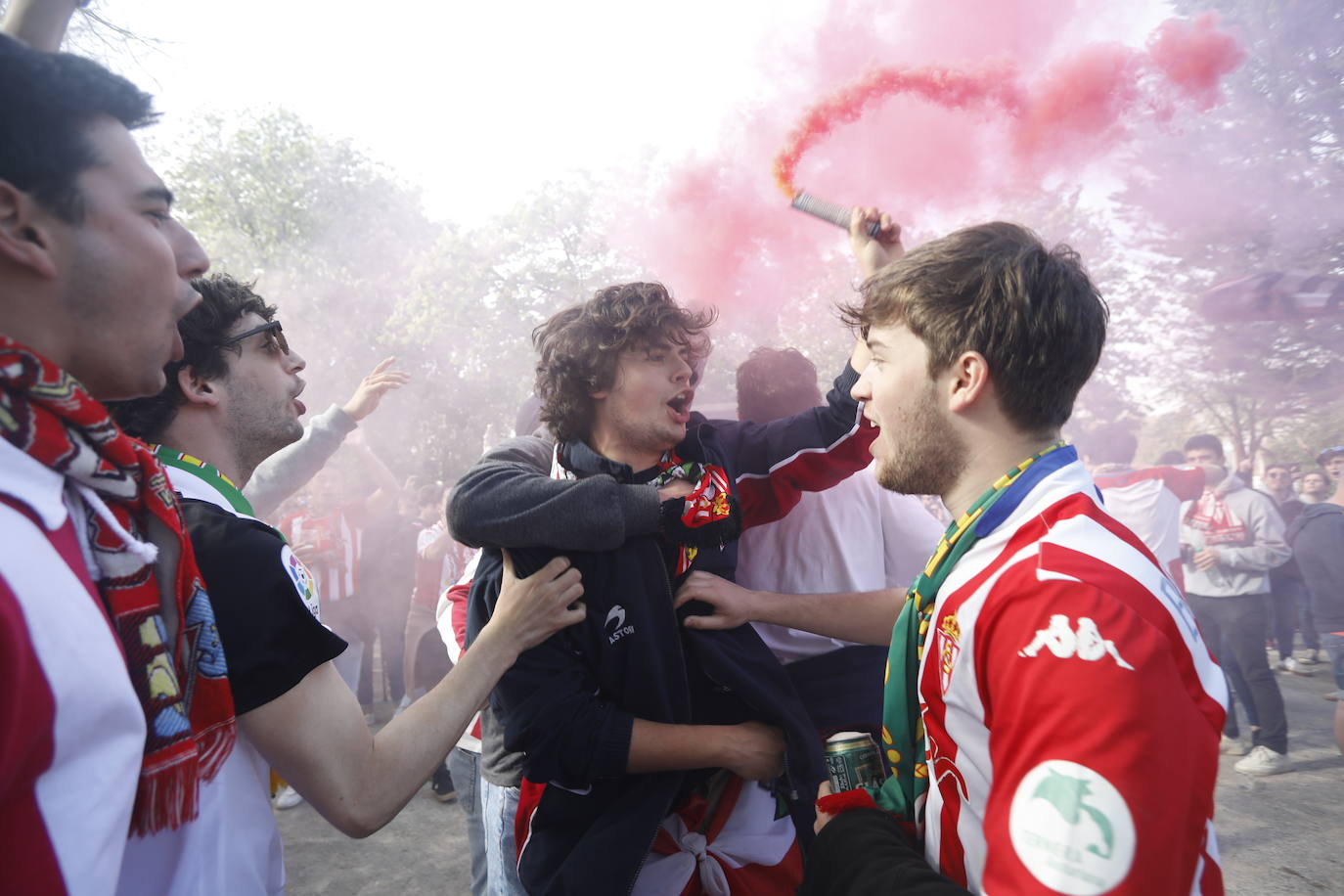 La afición del Sporting ha llenado las inmediaciones de El Molinón antes del partido que enfrentará a los rojiblancos con el Real Oviedo 